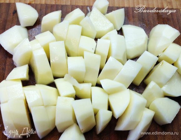 Картофель помыть, почистить и нарезать крупными кусочками. Добавить в гуляш вместе с мякотью помидоров. 