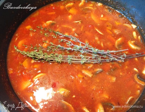 Крахмал развести в небольшом количестве холодной воды и аккуратно ввести в гуляш постоянно помешивая. Посолить, поперчить, добавить лавровый лист, тимьян и розмарин. Готовить еще 20 минут до готовности картофеля. Выключить плиту. Накрыть крышкой и дать настояться минут 10-15. Перед подачей вынуть лавровый лист, тимьян и розмарин. ENJOY !