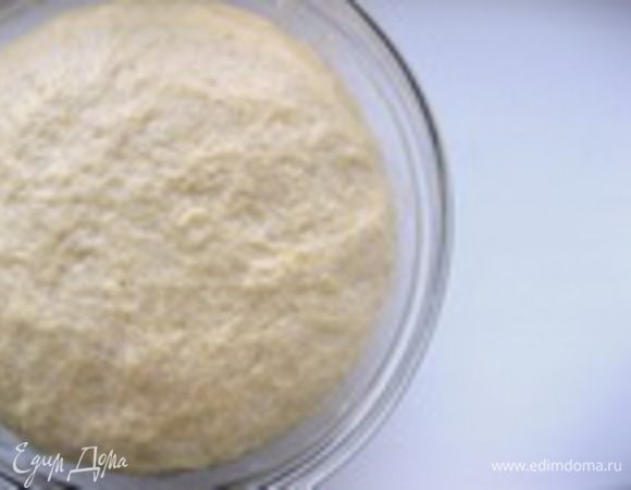 Сформировать из теста шар и обмазать его оливковым маслом. Миску с тестом накрыть пленкой и убрать в теплое место на 2 часа, чтобы оно подошло.