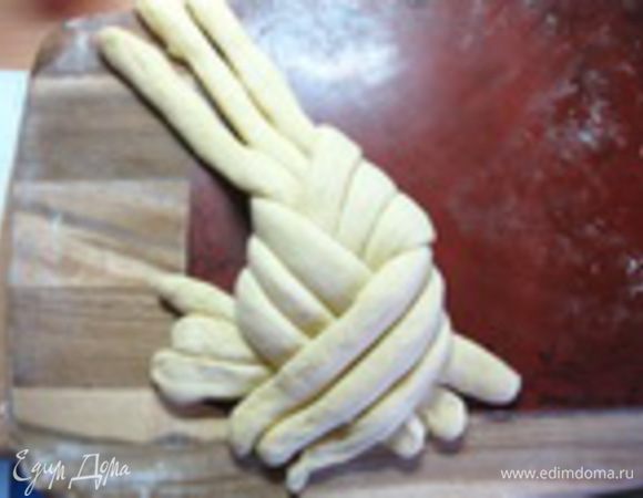 Теперь закидываем сверху верхние правые концы жгутов.