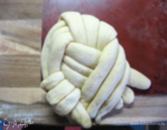 У нас остались вверху длинные концы жгутов, которые нужно протянуть под верхними левыми концами и накинуть на нижние левые концы