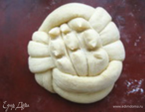 После расстойки сделать надрезы ножницами на трех центральных полосках.