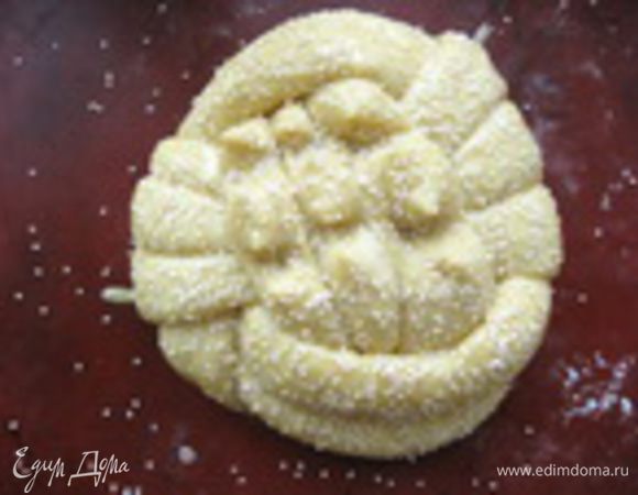 Затем дважды смазать плетенку взбитым яичным желтком и посыпать кунжутом.