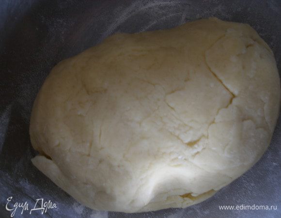 Замесить тесто. И убрать на 30-40 минут с холодильник.