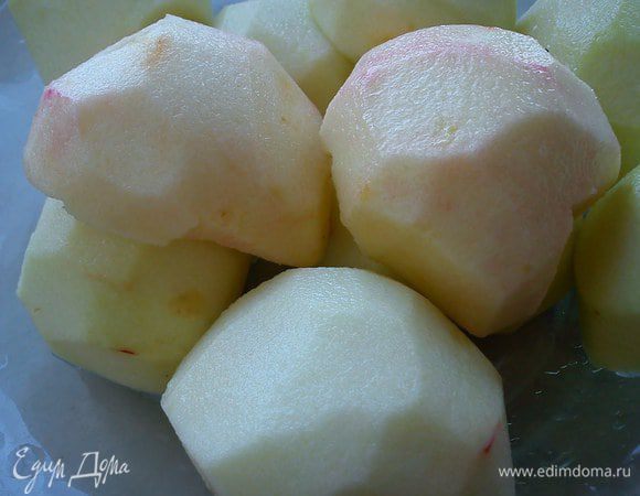 Тем временем вымыть яблоки, почистить. Разрезать пополам,вынуть сердцевину.