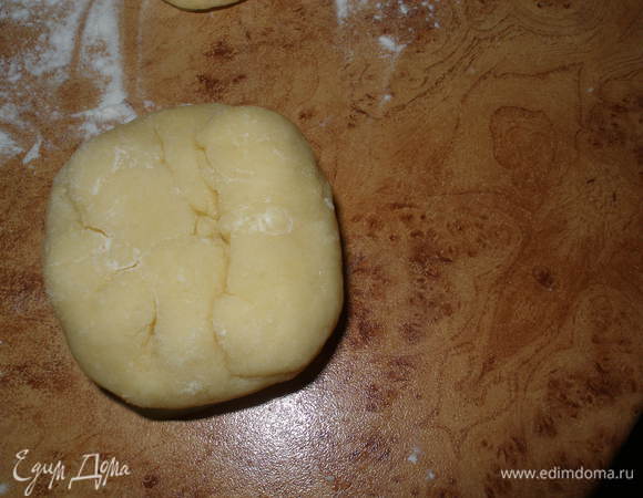 Сформировать шарик,хорошо защипнув края.