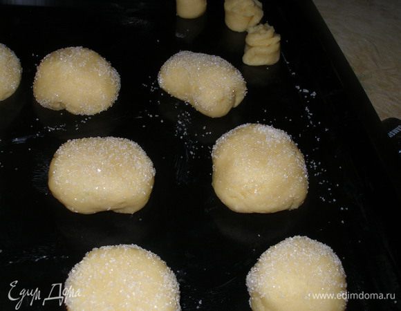 Обвалять в сахаре и выложить на смазанный противень.