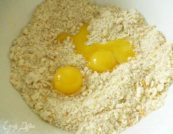 Добавить желтки,сметану и быстро замесить тесто