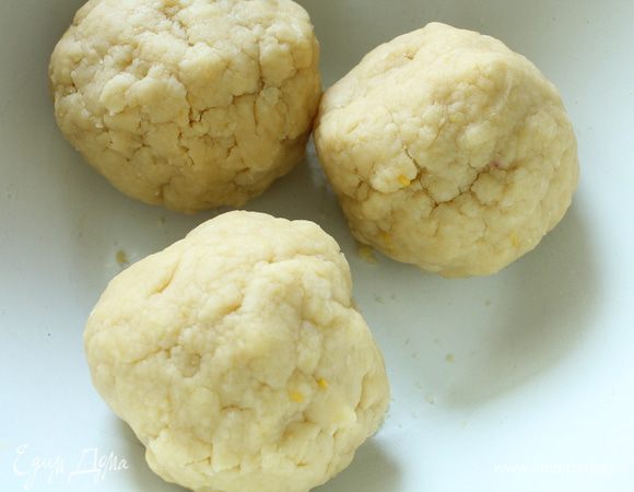 Тесто разделить на три части,завернуть в пленку отдельно две и убрать в холодильник на 1 час.Третью часть тоже завернуть в пленку и убрать в морозильную камеру.