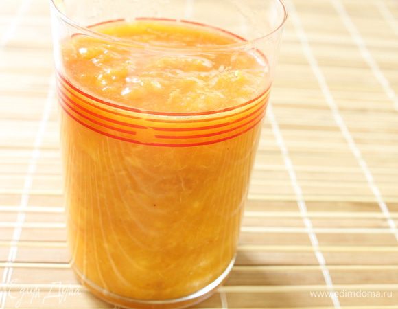 Приготовим творожную начинку:у персиков удалить кожицу и косточки,размять их до состояния пюре любым удобным для вас способом