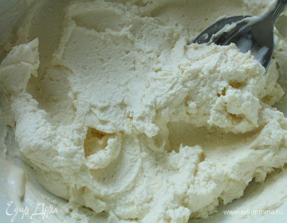 К творожным сыркам добавить сметану,растереть до однородной смеси.Если сырки не очень сладкие,добавьте по вкусу сахарную пудру.