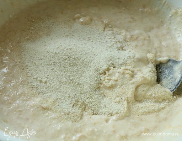 Добавить приготовленное пюре из персиков,перемешать,добавить манную крупу,перемешать,убрать в холодильник.