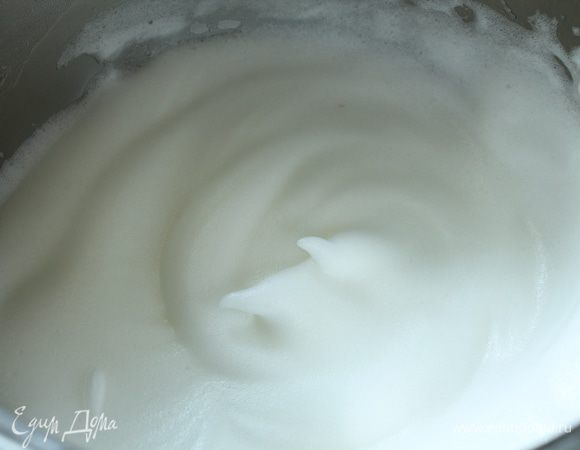 Охлажденные белки взбить с щепоткой соли до устойчивой пены