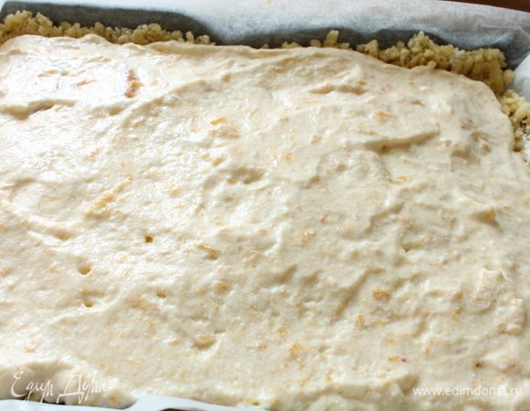 Достать сырковую смесь из холодильника и аккуратно,движениями снизу вверх ,добавить взбитые белки.Получается похожая на суфле воздушная масса.Аккуратно лопаточкой равномерно распределить ее поверх персиков.