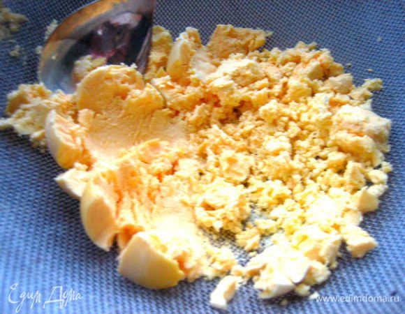 Яйца отвариваем вкрутую 10 минут и перетираем желтки через сито.