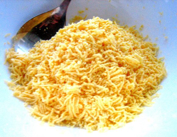 Так как получилась рассыпчатая масса, можно добавить для скрепления ложку отвара от горошка.