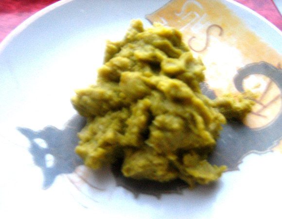 Горошек взбить блендером и смешать с другой половиной сахара...