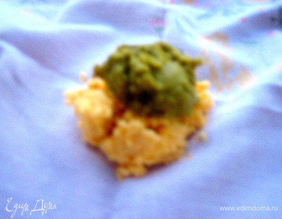 Берём салфетку или чистый носовой платок и выкладываем по чайной ложке обе массы друг на друга!