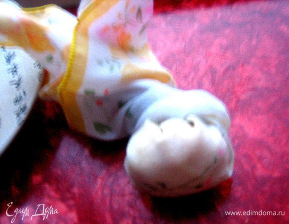 Обнимаем салфеткой массу и перекручиваем ткань так, чтобы получился в итоге шарик.