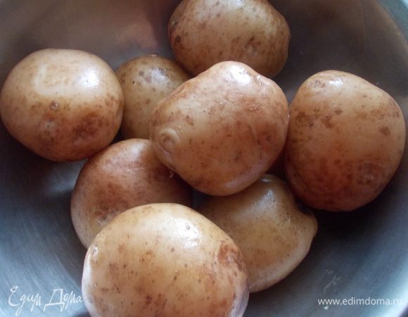 Картофель предварительно отварить в мундире и немного остудить.