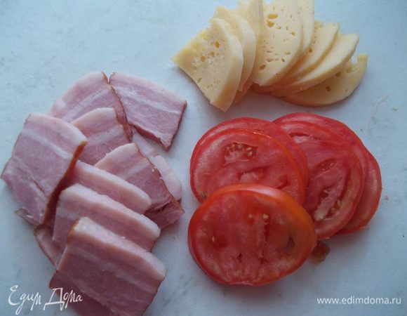 Грудинку,помидор и сыр порезать на пластинки,примерно такого же размера как картофель.
