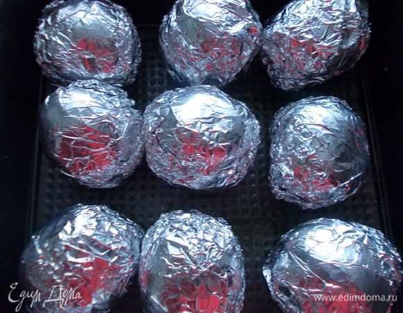 Завернуть наши чудо-бутербоды в фольгу и отправить в разогретую духовку 200С, минут на 15.