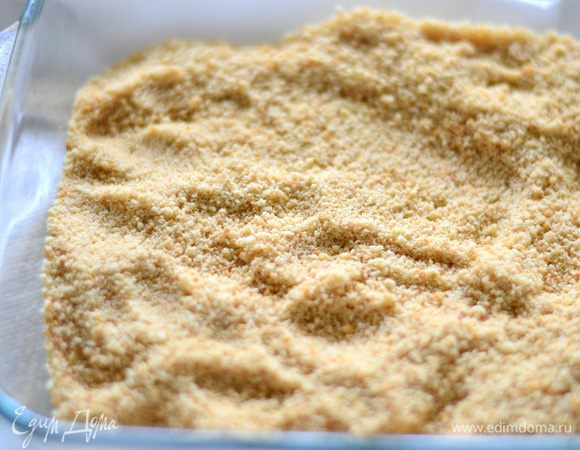 Для начала за день до приготовления крем-чиза нарежьте 200 г винограда на ломтики, удалите косточки и замочите в 240 г белого вина на ночь.