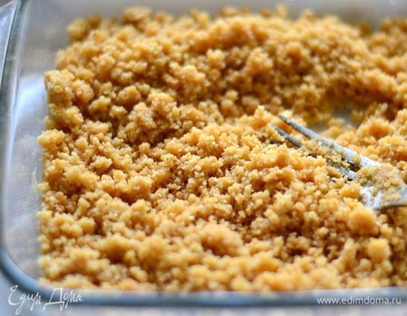 Измельчите печенье в крошку, добавьте топленое сливочное масло, ваниль, размешайте до однородности.