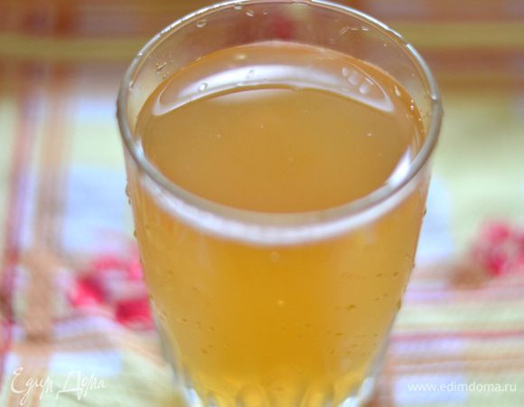 Теперь слейте весь винный сок через сито.