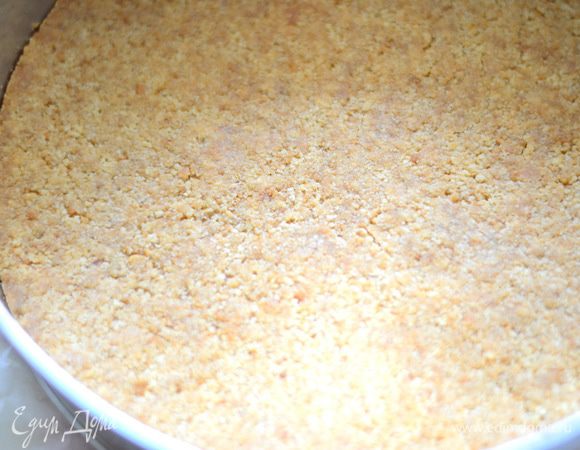 Тем временем достаем готовый корж из духовки и даем ему хорошенько охладиться.