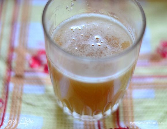 Готовим крем. Для начала берем 120 г винного сока, который у нас за ночь настоялся, добавляем к нему желатин, оставляем набухать минут на 10, затем подогреваем на маленьком огне до растворения крупинок и процеживаем его через марлю. Взбиваем сливки с 50 г сахара до устойчивых пиков. Отдельно взбиваем сливочный сыр со 100 г сахара и лимонным соком до кремообразного состояния, пока сахар весь не растворится.