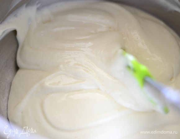 В сливочный сыр добавляем несколько ложек взбитых сливок и перемешиваем лопаткой.