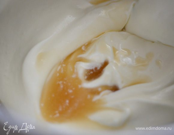 Затем добавляем готовый желатин, мешаем очень хорошо, но аккуратно.