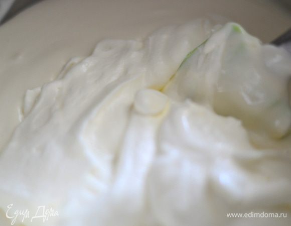 Добавляем оставшиеся взбитые сливки и перемешиваем до однородности. Я еще добавила несколько капель ванильного масла.