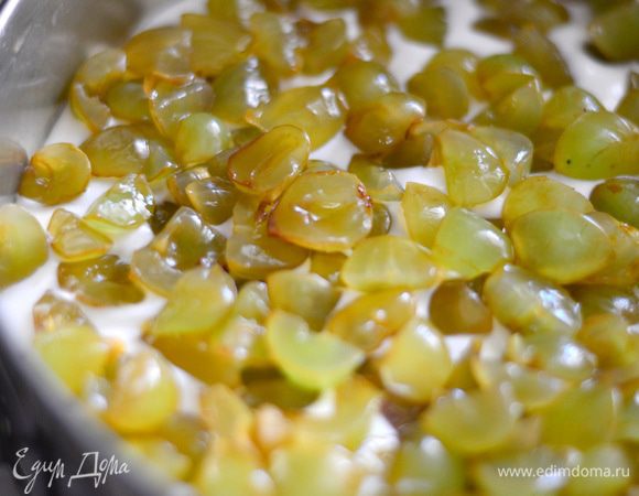 Выливаем немного этой сливочной массы на основу из печенья, засыпаем виноградом.