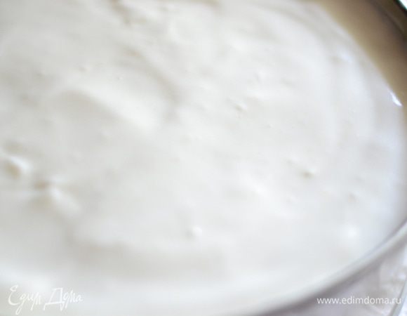 Выливаем на виноград остальную часть сливочного крема, выравниваем и ставим в холодильник. В это время можно приготовить желе из оставшегося вина. Смешать вино, сахар, желатин, поставить на маленький огонь, мешать до растворения крупинок (не кипятить). Процедить через марлю, дать остыть и вылить на верх чизкейка. Поставить в холодильник часов на 6 или же на ночь до охлаждения и застывания.