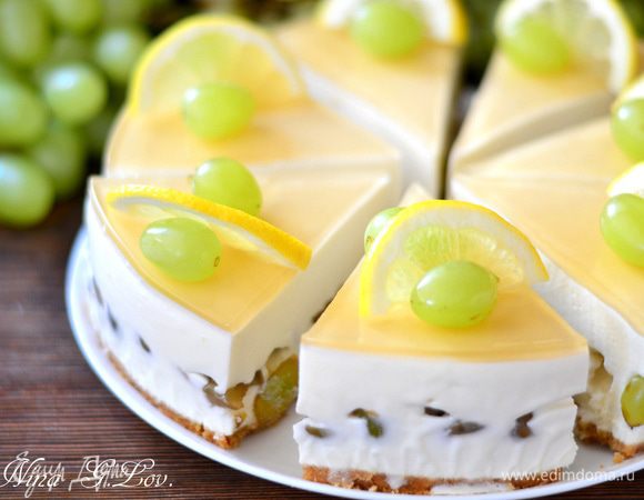 Украсить чизкейк виноградом и ломтиками лимона.