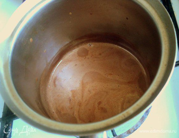 Какао смешать с сахаром и двумя ст.ложками молока, хорошо перемешать, долить остальное молоко, щепотку соли и на медленном огне довести до кипения, постоянно помешивая.