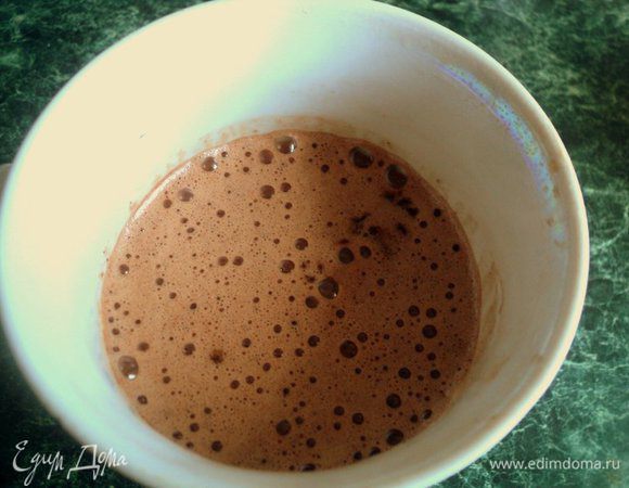 Горячее какао взбить миксером в пену и влить горячий кофе.