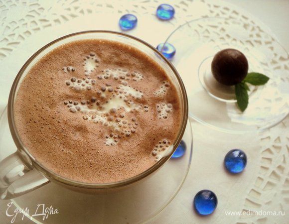 Разлить кофе по чашкам, сверху украсить взбитыми сливками. Приятного аппетита!