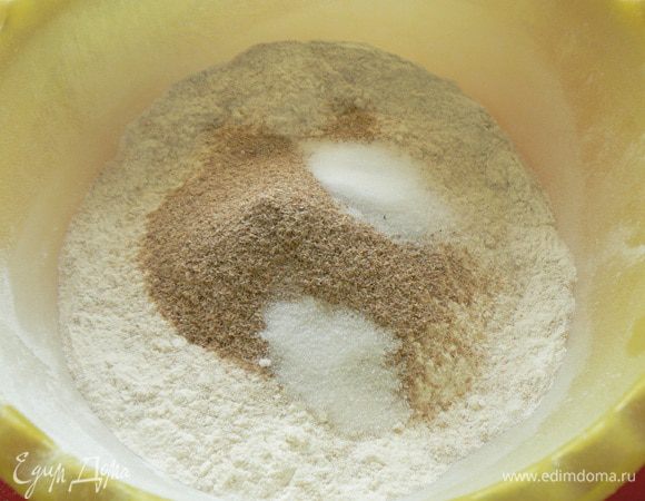 Смешать всю муку, отруби, соль, сахар