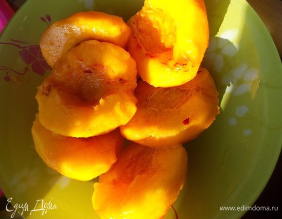 Персики очистить от косточек и кожицы. Порезать пластинками.