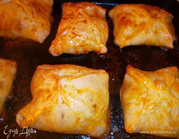 Защипать края по типу конвертов, смазать желтком и в духовку на 20 минут. (защипывать хорошо, а то у меня, например, потек сахар и карамелизировался, так что возникли проблемы со снятием с противня))) )Приятного аппетита:-))