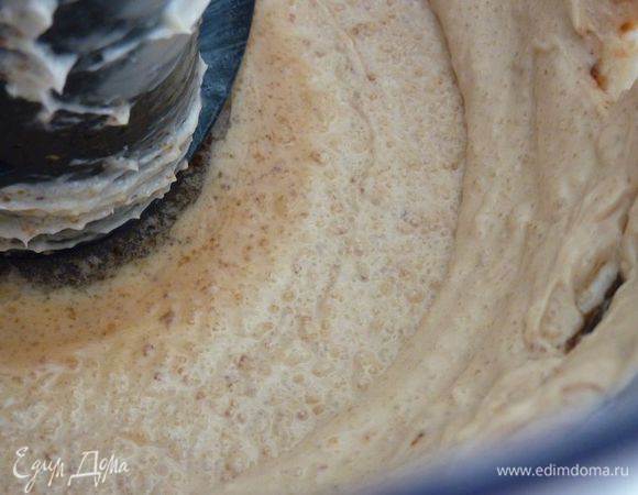 Смешайте масло с двумя видоми сахара в миксере. Добавить ванильный экстракт и смешать еще раз. 