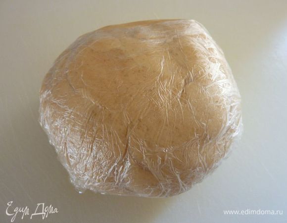 Добавьте муку и смешайте. Постепенно добавить молоко, по одной столовой ложки за один раз , пока тесто не станет мягким  и  не липким  . 
Сформировать тесто в шар обмотать плёнкой и убрать в холодильник (на  15 -20  минут).
