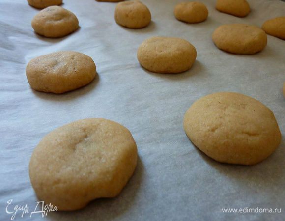 Разложить, на продвинь  выложенный бумагой для выпечки.  