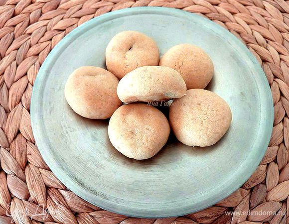 Выпекать в течение 10-12 минут, пока тесто не станет крепким и не блестящими.  Полностью остудить.
