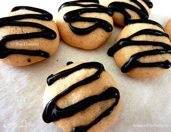 Если украшать с шоколадом:  кусочки шоколада растопить, немного остудить . Переложить шоколад в кондитерский маленький мешочек или шприц . Нарисовать шоколадом  полоски . Дать шоколаду полностью затвердеть  . (Вы можете ускорить стабилизацию в холодильнике).