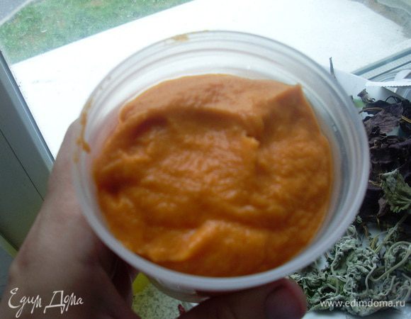 Взбить все в блендере, остудить и сложить в холодильник. Всего у меня получилось около 500 мл кабачковой икры.