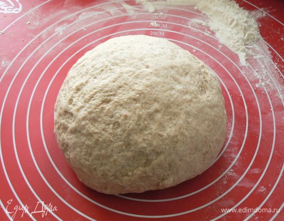 Замесить тесто. Месить 10 минут. Скатать тесто в шар и положить в смазанную маслом чистую большую миску.
 накрыть миску пищевой пленкой.
 Оставить примерно на час, пока тесто не увеличится объеме в 2 раза.